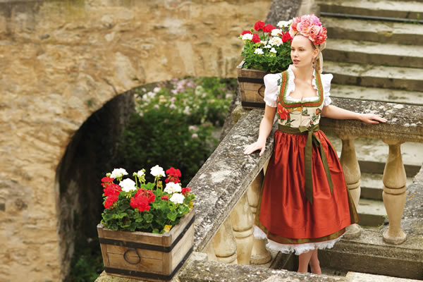 Trendy Dirndlkleid für Frühling und Sommer - Trachten und Mode aus Österreich